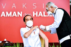 ジョコ大統領が1月13日、インドネシア人第１号として新型コロナワクチンの接種を受けたようすは、テレビ放送で生中継された（大統領府提供）