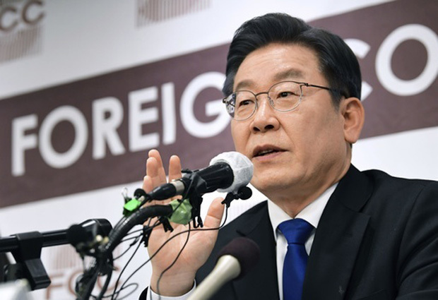 与党「共に民主党」から大統領候補に立候補した李在明前京畿道知事＝韓国・ソウル（共同）