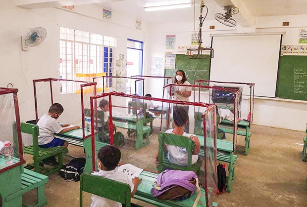 １年８カ月ぶりに対面授業が試験的に再開した（フィリピン教育省提供）
