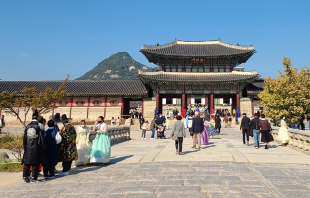 観光客でにぎわう週末の景福宮。しかし、新型コロナの再流行で、再び客足が途絶える恐れも＝韓国・ソウル、2021年10月24日（ＮＮＡ撮影）