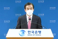 利上げ発表後に記者会見に臨む韓国銀行の李柱烈総裁＝韓国・ソウル、2021年11月25日（同行提供）