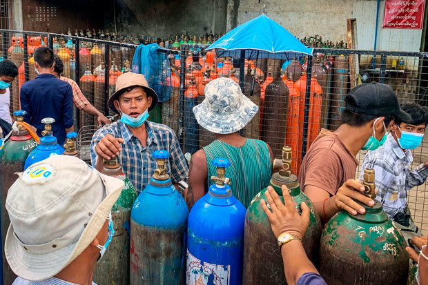 酸素工場の外で空のボンベを持参して列を作るミャンマーの人たち＝７月14日、ヤンゴン（ＡＦＰ／アフロ）