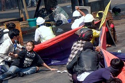 マンダレーでデモに参加するチャルシンさん（左端から２人目）。この後、銃撃されて亡くなった＝３月３日（ロイター／アフロ）
