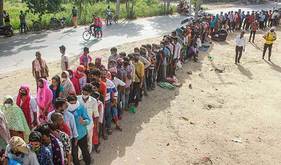 新型コロナワクチンの接種を受けるために列を作る人々＝６月、インド北部グルガオン（ＰＴＩ）