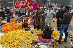ヒンズー暦の新年を祝う「灯明祭（ディワリ）」で、花を購入する人々＝11月４日、インド北部デリー（ＰＴＩ）