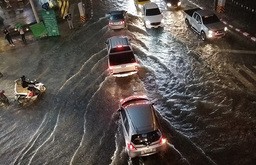 大雨で冠水した道路＝2020年10月、タイ・バンコク（ＮＮＡ撮影）
