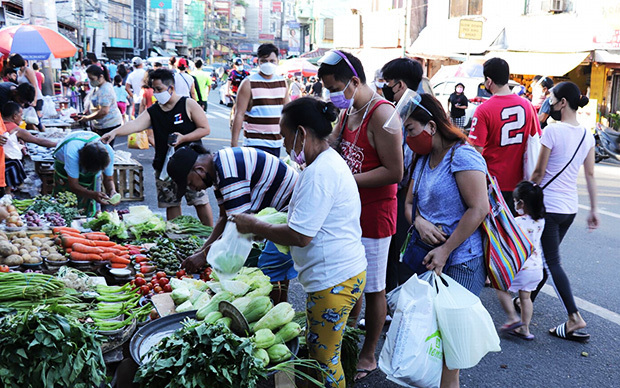 マニラ首都圏のマーケット（市場）で野菜を購入する市民ら＝10月、パテロス町（ＮＮＡ撮影）