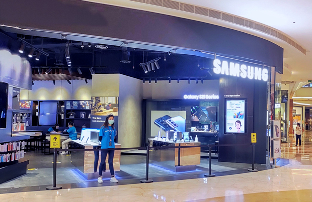 インドネシアでは折り畳みスマホなど高機能製品でシェア拡大を狙うサムスン電子＝ジャカルタ（ＮＮＡ撮影）