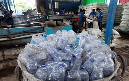 再利用するために使用済みプラスチックボトルを回収し破砕するバリの事業者（アンタラ通信）