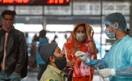 インドは2021年４月以降に新型コロナ感染の「第２波」に見舞われたものの、その後落ち着きを見せ、急速に経済回復が進んだ＝21年12月、ムンバイ（ＰＴＩ）