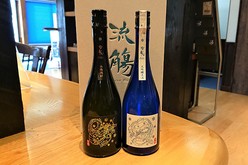 ねっかの米焼酎（左）と日本酒の瓶１本ずつをセットにした新ブランド「流觴」＝2021年12月９日、福島県只見町のねっかの酒蔵（ＮＮＡ撮影）