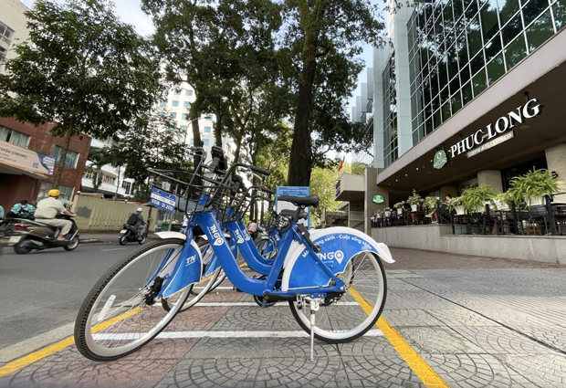 ベトナム・ホーチミン市１区にあるシェア自転車の駐輪場。解錠や課金はすべてスマートフォンのアプリで行う