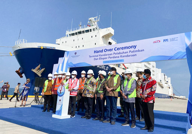 運輸省は12月17日、パティンバン港の自動車ターミナルの運営について、地場複合企業ＣＴコープなどが参加するコンソーシアム（企業連合）、プラブハン・パティンバン・インターナショナル（ＰＰＩ）への引き継ぎを発表。ＰＰＩから委託を受けた豊田通商グループの新設会社が運営する（在インドネシア日本大使館提供）