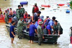 被災者の救援に当たるマレーシア国軍＝12月19日、スランゴール州シャアラム（ヒシャムディン国防相のツイッターより）