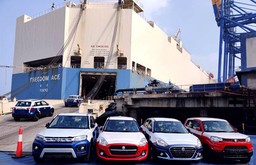 2021年にインド西部グジャラート州ムンドラ港から輸出されるマルチ・スズキの車両（同社提供）