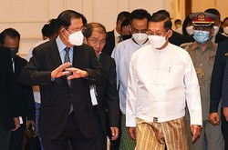 ミャンマー国軍のミンアウンフライン総司令官（右）はフン・セン首相との会談後、停戦表明を発表した＝７日、ネピドー（An Khoun Sam Aun／National Television of Cambodia／ＡＰ／アフロ）