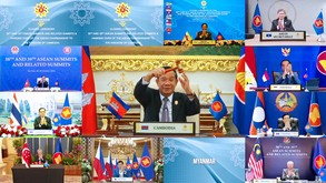 2021年10月、ミャンマー不参加で行われたオンラインのＡＳＥＡＮ首脳会議。中央は22年の議長国に決まり、小づちを掲げるフン・セン首相（Brunei ASEAN Summit／ＡＰ／アフロ）