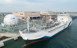 実証ターミナルHy touch神戸に停泊する液化水素運搬船「すいそ　ふろんてぃあ」（HySTRA提供）