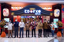 イオンファンタジー・インドネシアの福島社長（中央）は、新業態の屋内遊戯施設「江戸っ子」のオープンを宣言した＝22日、ジャカルタ（ＮＮＡ撮影）