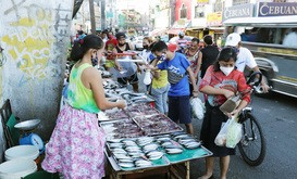 マーケット（市場）で買い物する市民ら＝１月上旬、マニラ首都圏（ＮＮＡ撮影）