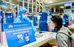 航空各社が日本からベトナムへの定期旅客便を順次再開している。写真はワクチンパスポートを使ったチェックインの様子（ベトナム航空提供）