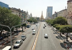 何事もなかったように通行車両が行き交うミャンマー最大都市ヤンゴンの中心部＝１月31日（ＮＮＡ）