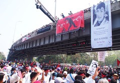 国軍に抗議するため全国一斉のゼネストが挙行された昨年２月22日、最大都市ヤンゴンの市街地に集結した市民たち（ＮＮＡ）
