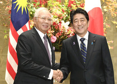 会談を前にマレーシアのナジブ首相（左）と握手する安倍首相＝16日午後、首相官邸（共同）