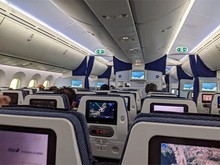 ジャカルタへ向かう機内の様子。座席は他の乗客と隣り合わせにならないよう間隔を空けて配置されていた＝１月７日（ＮＮＡ撮影）