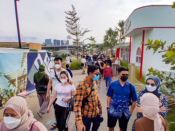 新型コロナ流行後、マスク着用が日常風景に＝１月22日、インドネシア・ジャカルタ首都特別州（ＮＮＡ撮影）