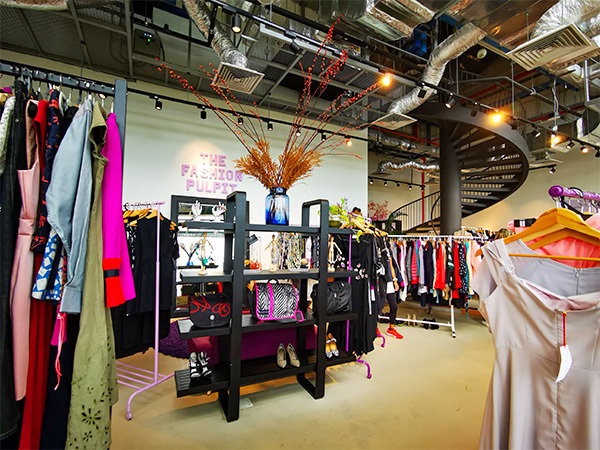 ザ・ファッション・パルピットの店舗。会員からスワップ（物々交換）で集めた品物を展示販売する＝シンガポール湾岸部（ＮＮＡ撮影）