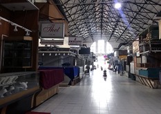 かつては観光客でにぎわったものの、クーデター後は多くの店が閉じて閑散としているボージョーアウンサン市場＝2021年11月、ヤンゴン（ＮＮＡ）