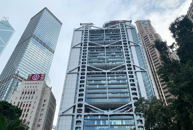 英金融大手ＨＳＢＣホールディングス傘下の香港上海銀行（ＨＳＢＣ香港）の本店ビル（中央）などが並ぶ香港の金融街セントラル（中環）。現地では欧米系企業を中心に、ゼロコロナ政策への不満が日に日に強まっている（ＮＮＡ撮影）