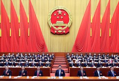 第13期全国人民代表大会第５回会議が開かれ、李克強首相は今年の経済成長率目標を5.5％前後にすると表明した＝５日、北京市（新華社）