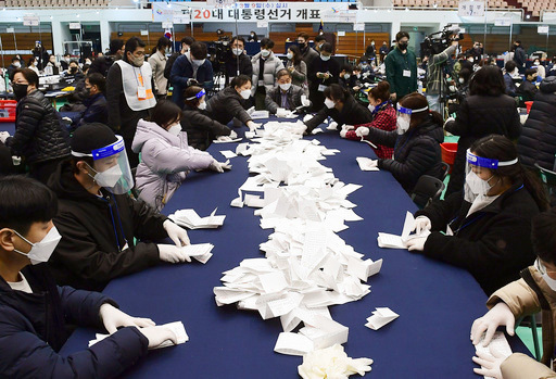 韓国大統領選の開票作業（共同）