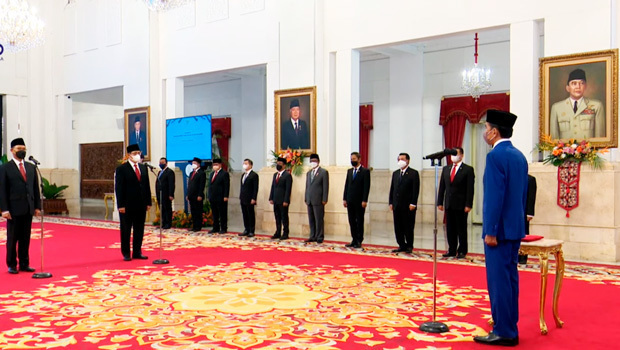 ジョコ大統領（右）は新首都「ヌサンタラ」の行政長官と副長官を任命した＝10日