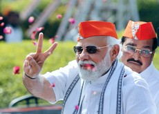 インドの５州で行われた州議会選挙のうち、４州でインド人民党（ＢＪＰ）が単独過半数を獲得。勝利を喜ぶモディ首相＝３月11日（ＰＴＩ）