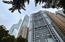 英ＨＳＢＣグループのアジア太平洋本部を兼ねる香港上海銀行（ＨＳＢＣ香港）の本店ビル（手前）。ＨＳＢＣ株は24日、香港市場で一時12％下げるなど激しく売り込まれた＝香港（ＮＮＡ撮影）