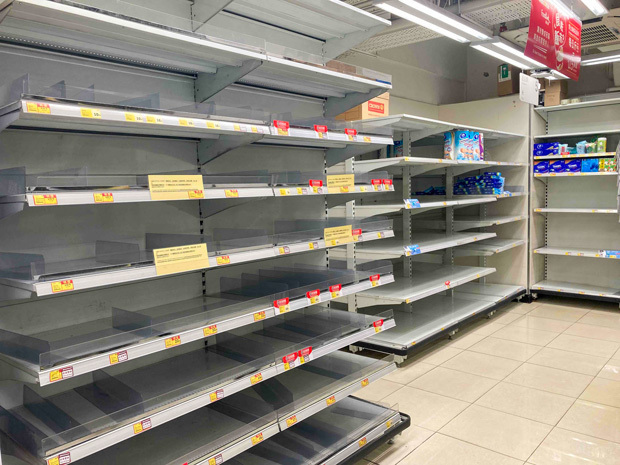 ロックダウンの臆測が日用品の買いだめに発展。一時は香港各地のスーパーの棚が空になった＝３月３日、西営盤（ＮＮＡ撮影）