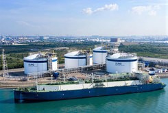 日系企業の間でエネルギー産業の集積地であるシンガポールの拠点を活用する動きが広がっている。写真は同国西部にあるＬＮＧターミナル（シンガポールＬＮＧコーポレーション提供）