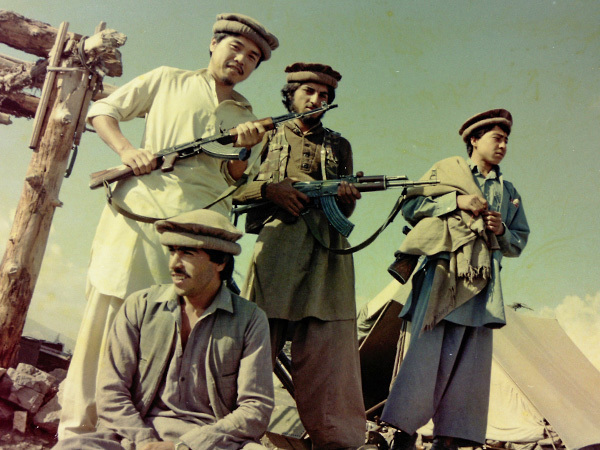 アフガニスタンの拠点ジャジで銃を手にする筆者（左奥）。仲間のイスラム戦士「ムジャヒディン」たちと（筆者提供）