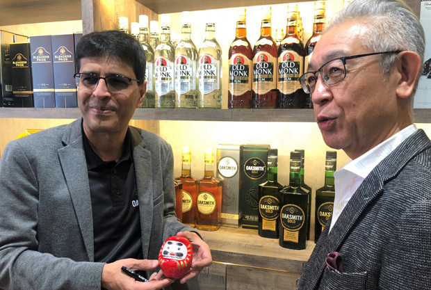 目標だった2019年中のオークスミス発売を祝い、だるまに目を入れたビームサントリーのインド法人社長のニーラジ・クマールさん（左）とサントリーのチーフブレンダーの福與伸二さん＝19年12月、西部マハラシュトラ州プネ（同法人提供）