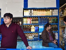 輸出先として有望なインド。特にウイスキーの人気は高く、消費量は世界全体の５割弱を占める（2018年時点）。最近はビールを飲む人が増えてきたものの、100年以上の歴史を持つインドのウイスキー文化は依然として根強い＝インド・北部ハリヤナ州グルガオン（ＮＮＡ撮影）