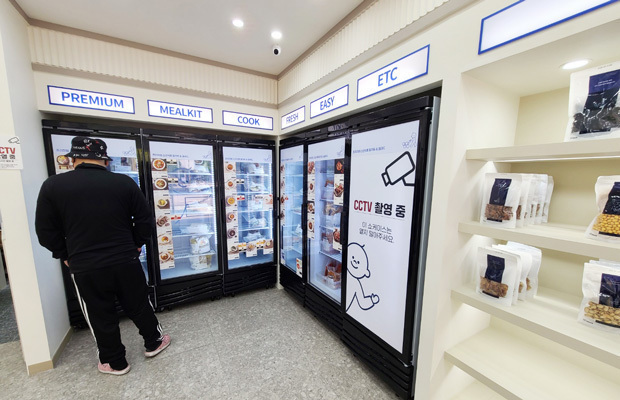 無人の非対面ミールキット専門店で商品を選ぶ男性＝韓国・ソウル、2022年４月19日（ＮＮＡ撮影）