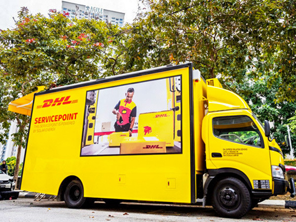 ＤＨＬエクスプレスがトラックを改造した移動式窓口をマレーシアに導入（同社提供）