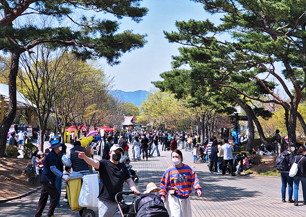 大部分の防疫措置が解除され、にぎわいが戻ってきたソウル市内＝韓国（ＮＮＡ撮影）