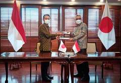 金杉憲治駐インドネシア日本大使（左）は、パティンバン港の第２期借款に関して、インドネシア政府との交換公文の署名を行った＝４月28日、ジャカルタ（在インドネシア日本大使館提供）