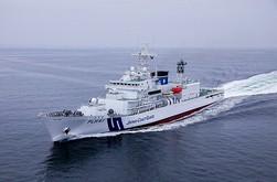 海上保安庁が派遣する巡視船「みずほ」（同庁提供）
