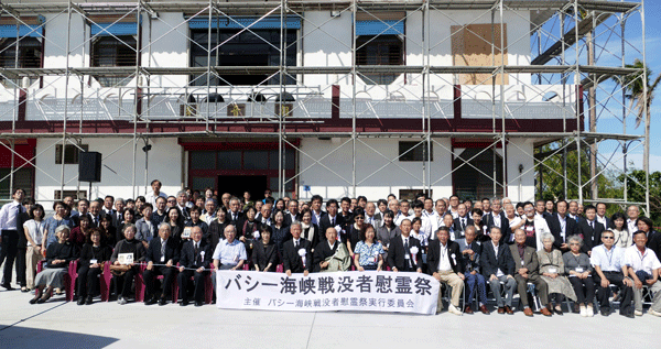 バシー海峡戦没者を祀る潮音寺の慰霊祭。今年も多くの参列者が手を合わせた。現在、潮音寺は修復工事が行なわれている。