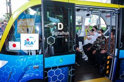 国際協力機構（ＪＩＣＡ）はバンテン州の新興都市「ＢＳＤシティー」で電動バスの自動運転実証実験を開始したと発表した＝20日（ＪＩＣＡ提供）
